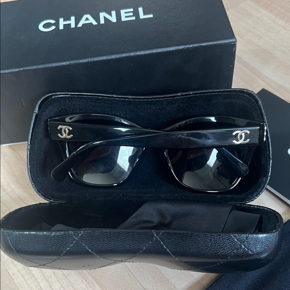 CHANEL Classic Black Sunglasses Set - Picture 2 of 4
